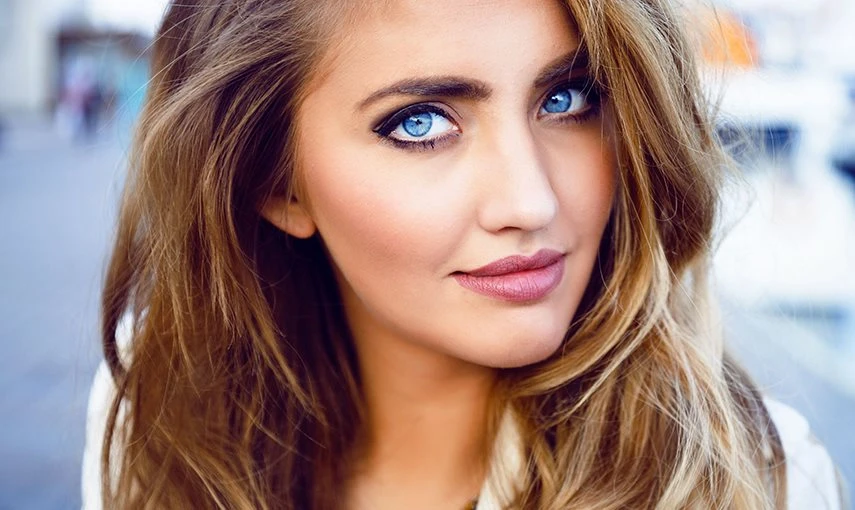 Žena s blond vlasy a modrýma očima