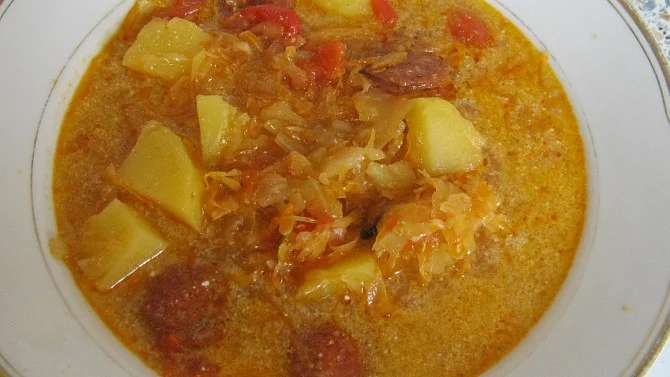 Červená zelňačka s bramborami a klobásou v misce