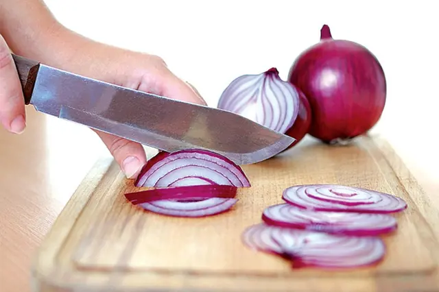 Rezká cibule se řeže na kroužky.