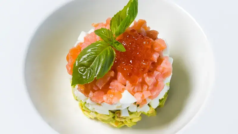 Salmonový tartar s kaviárem jako amuse bouche