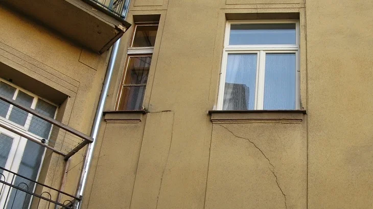 Horizontální praskliny ve zdi budovy