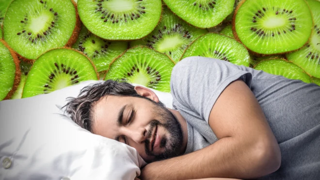 Muž spí s kousky kiwi v pozadí