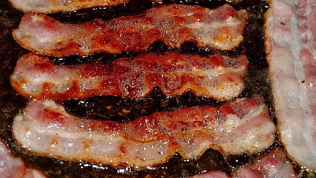 Křupavá slanina smažená na pánvi.