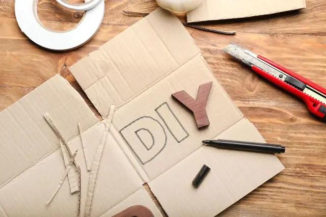 Nástroje na tvoření z krabice s nápisem DIY