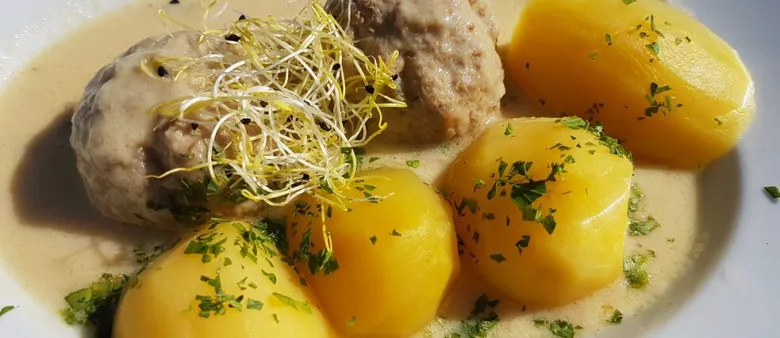 Meatballs with potatoes and sauce