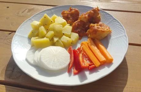 Zdravé zeleninové jídlo s bramborami a kořenovou zeleninou.