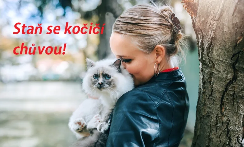 Žena objímá roztomilou kočku venku u stromu.