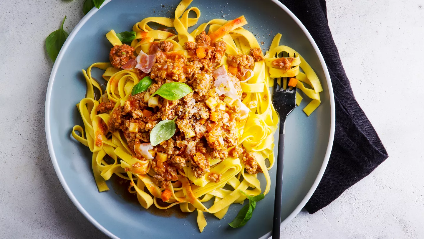 Fettuccine s boloňskou omáčkou a bazalkou