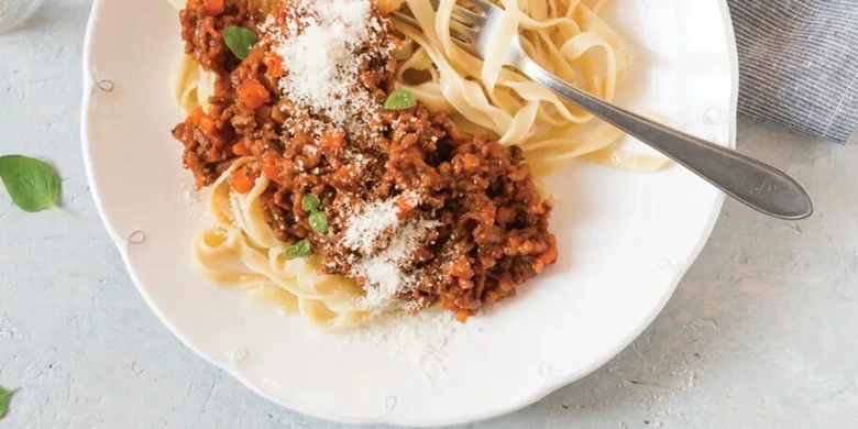 Pasta s boloňskou omáčkou a parmezánem