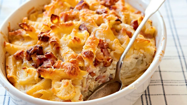 Zlatý makaronový gratin s břidlicí v troubě