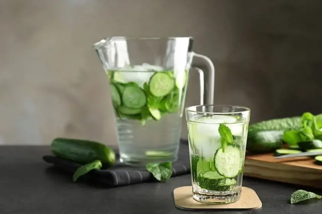 Sklenice okurkové limonády s mátou na hubnutí.