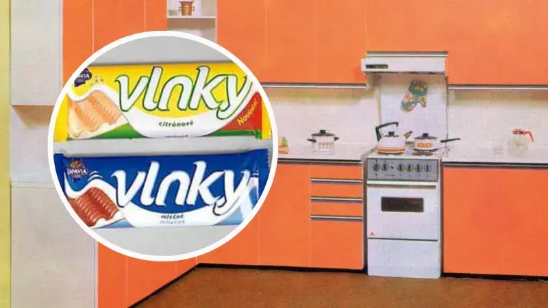 Retro sušenky Vlnky v kuchyni s oranžovými skříněmi.