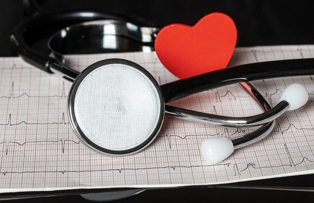 Stetoskop s červeným srdcem na papíru EKG