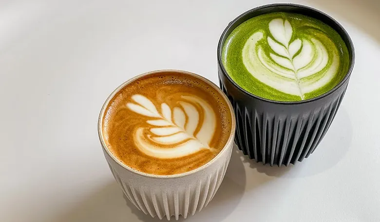 Zdravé alternativy k kávě: káva a matcha s latte uměním