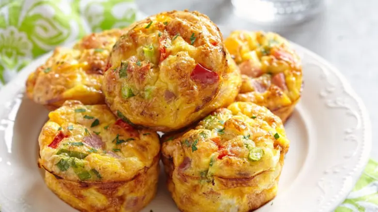 Sýrové muffiny s vejci, zeleninou a bylinkami.