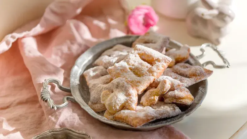 Nadýchané boží milosti posypané cukrem na talíři