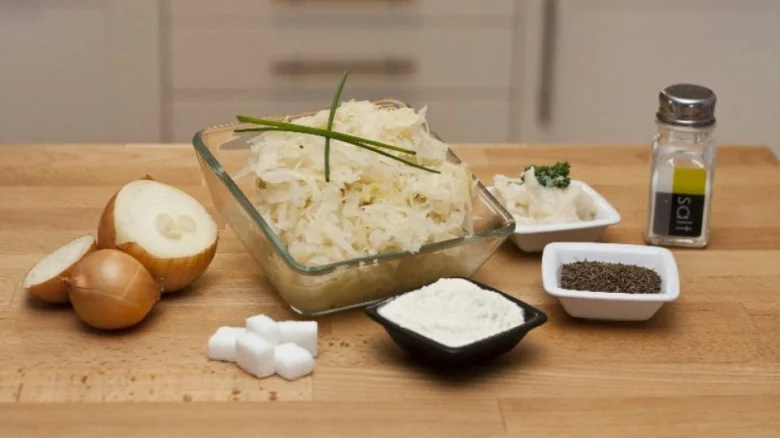 Kysané zelí s ingrediencemi na kuchyňské desce