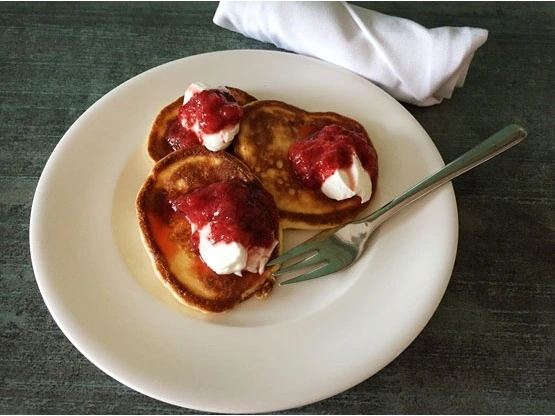 Pancake s jahodovou marmeládou a smetanou