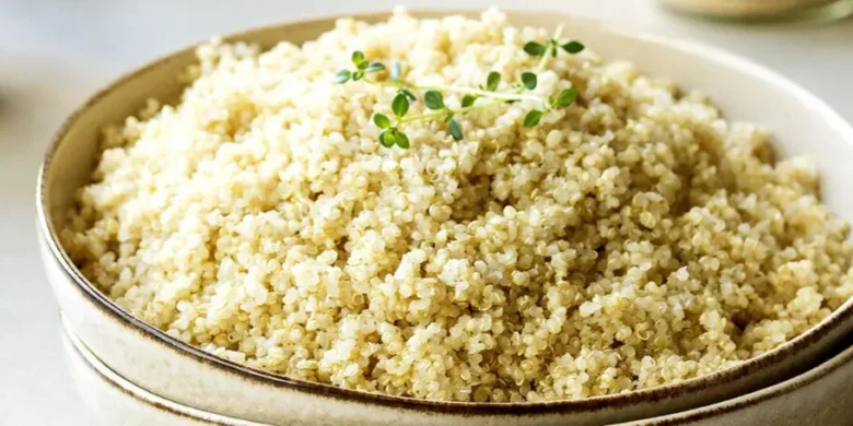 Připravená quinoa v hrnku s čerstvou tymiánovou větvičkou.