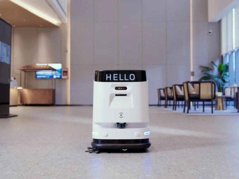 Autonomní robota pro čištění podlah v moderní hale.
