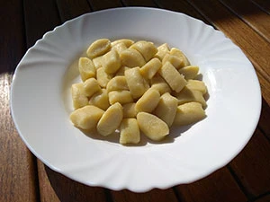 Připravené bezlepkové noky na bílém talíři