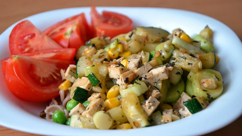 Míchané tofu s zeleninou na bílém talíři