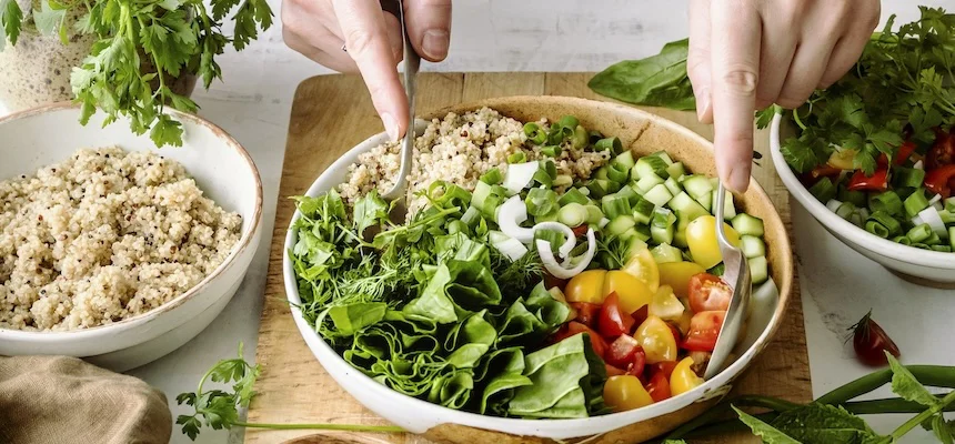 Čerstvá veganská salátová směs s quinoa a zeleninou.