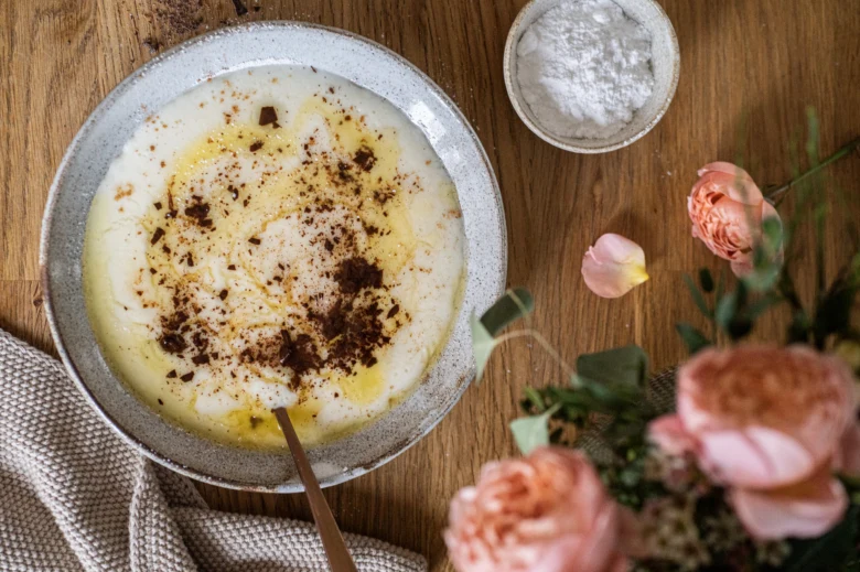 Hot krupicová kaše s kakao a olejem v misce.