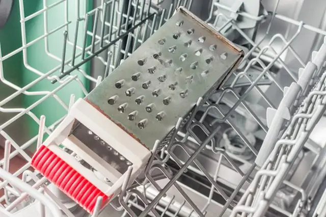 Struhadlo v myčce na nádobí připravené k údržbě.