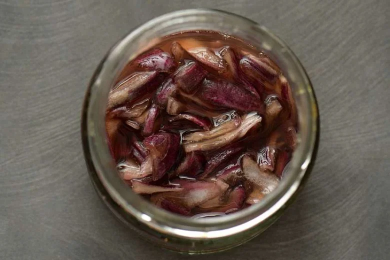 Nakrájená červená cibule v nálevu ve sklenici