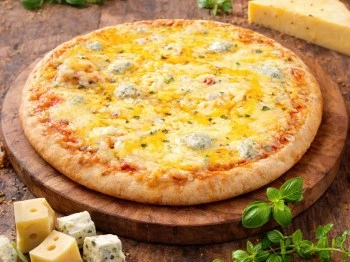 Připravená mražená pizza sýrová na dřevěném podnosu