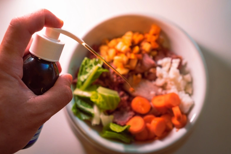 Připravování domácí stravy pro psa s čerstvými zeleninovými ingrediencemi