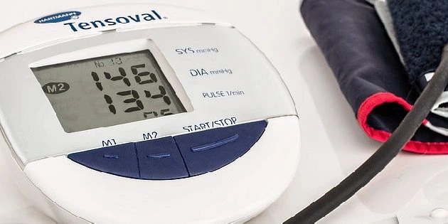 Digitální měřič krevního tlaku s výchozími hodnotami na displeji.