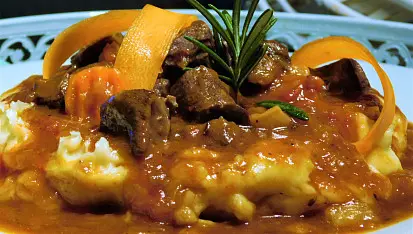 Hot meat stew on mashed potatoes as a starter.
