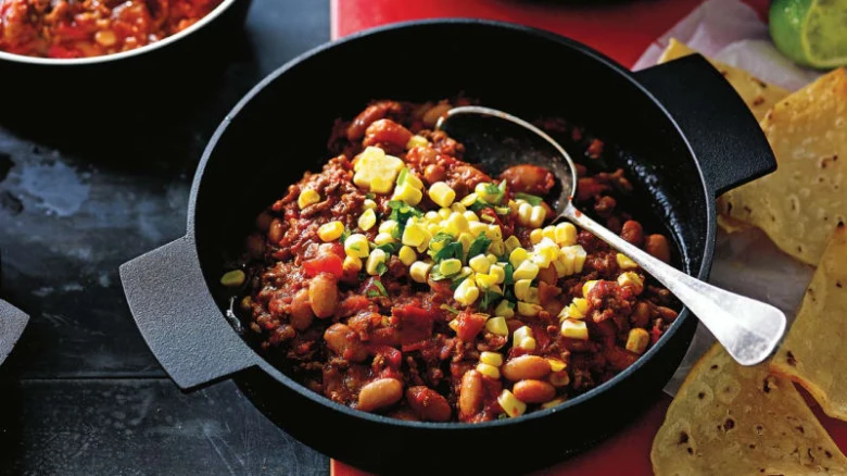 Hot chili s kon Carne v hrnci s kukuricí.