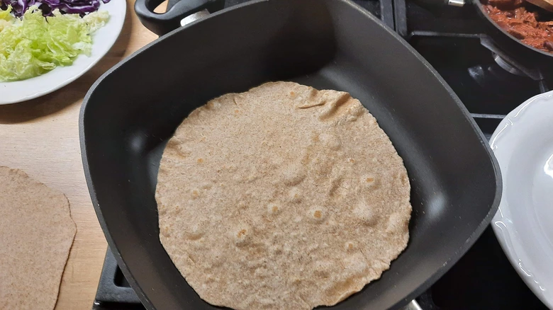 Tortilla se vaří v hrnci na sporáku