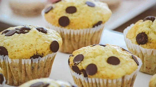 Svěžé muffiny s čokoládovými kousky na talíři.