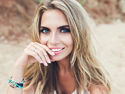 Blonďatá žena s modrýma očima ukazuje příklad kombinace barvy vlasů.