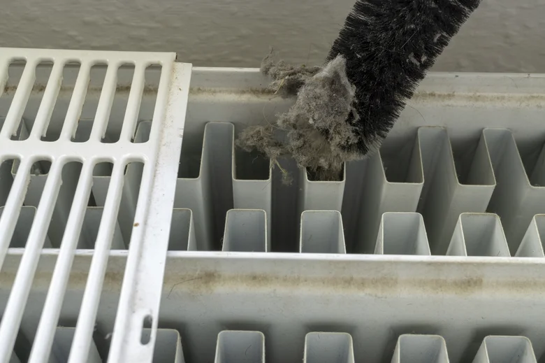 Čištění radiátoru, štětce odstraňuje prach