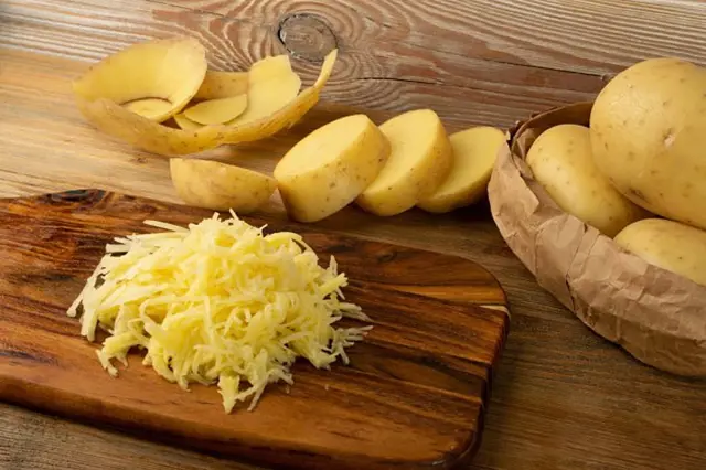 Syrová brambora nakrájená na strouhanku pro vaření.