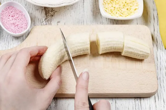 Recept na nepečený banánový dort: řezání banánu
