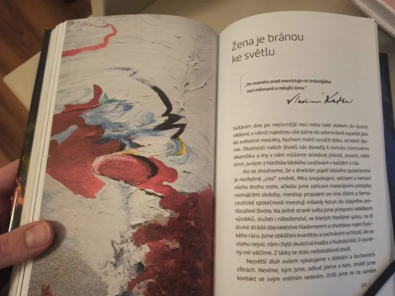 Otevřená kniha s abstraktní malbou a článkem o Vladimíru Kafkovi.