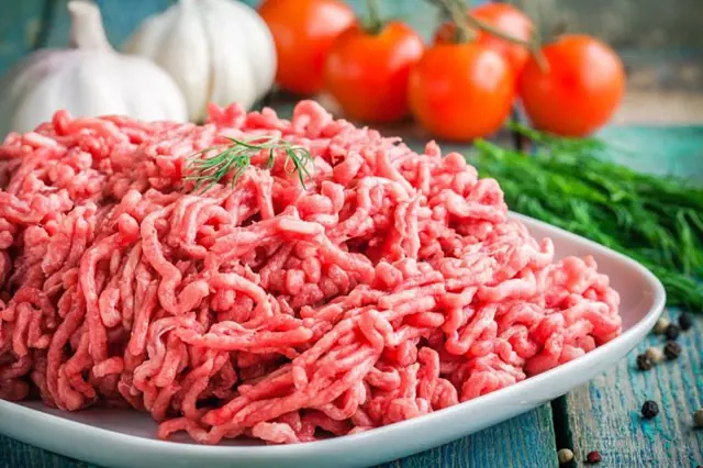 Sekaná podle babici – surové maso na talíři