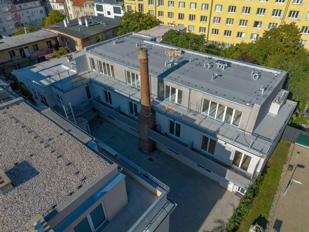 Vzdušný pohled na budovu v procesu výstavby ve městě.