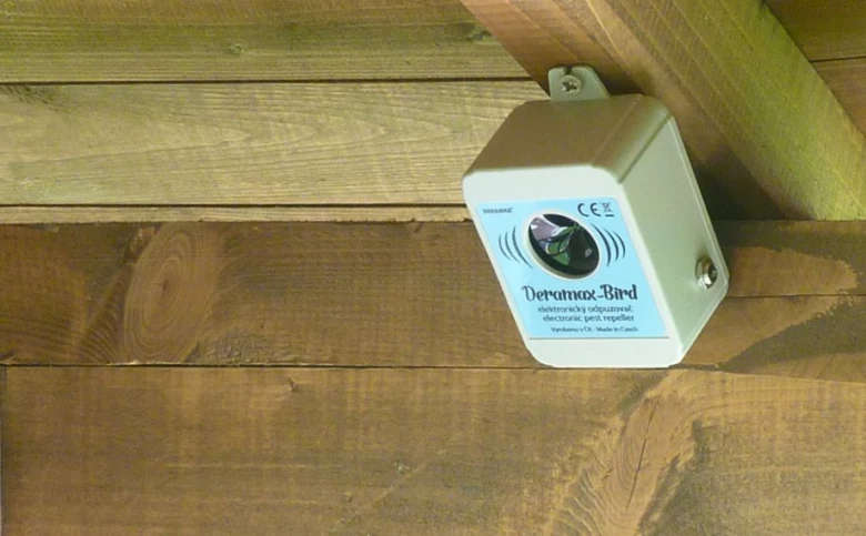 Elektronický odpuzovač holubů na balkóně