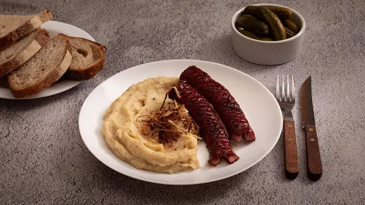 Hotová hrášková polévka s klobásou a chlebem.