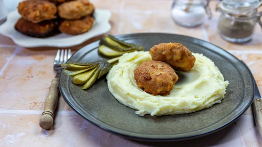 Karbanátky s bramborovou kaší a okurkami