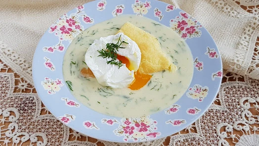 Krupicová kaše s vejcem natvrdo v misce