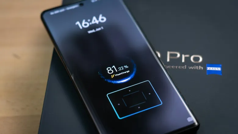 Smartphone nabíjený s technologií FlashCharge a logem Zeiss.