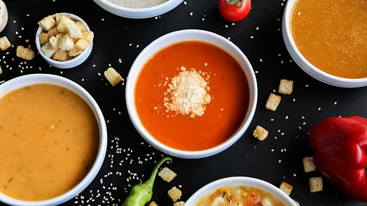 Zdravé zeleninové polévky s čerstvými ingrediencemi